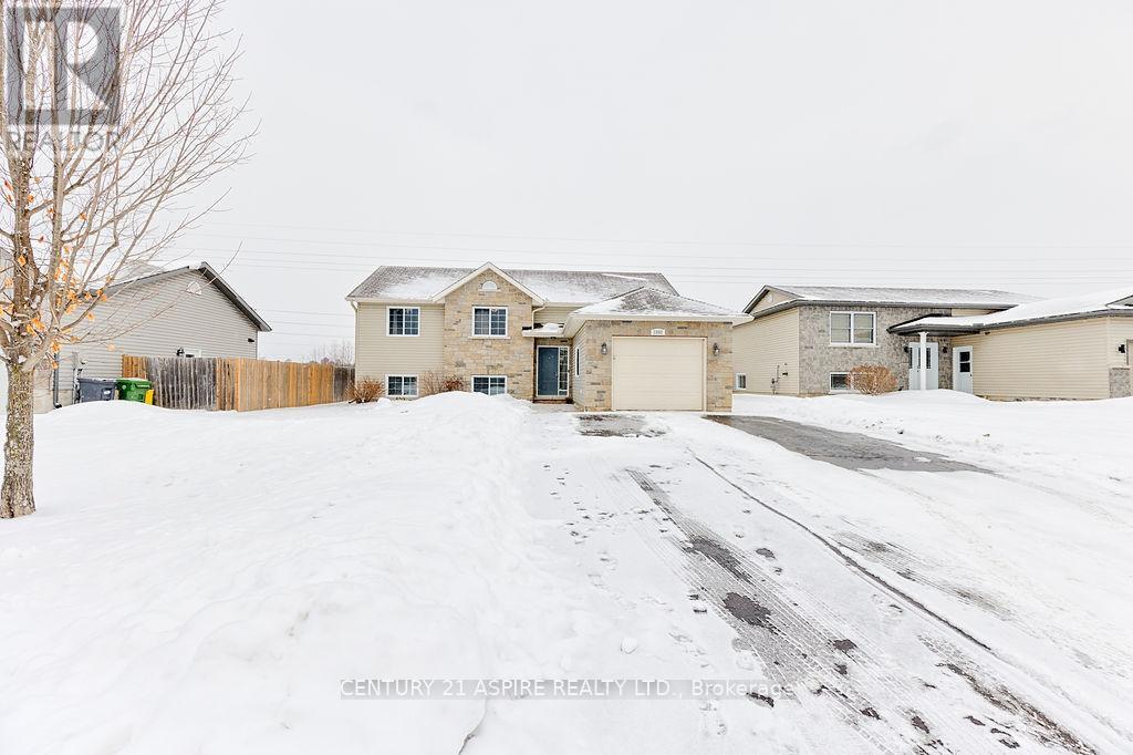 1042 Riverstone Street, Petawawa, Ontario  K8H 0B3 - Photo 2 - X12904318