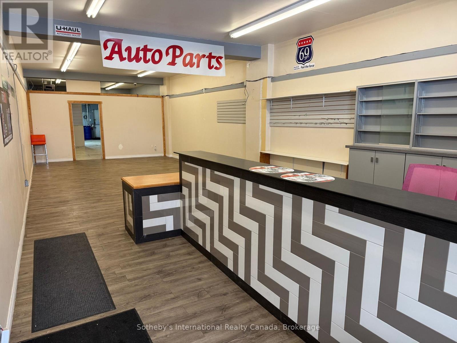 657 Colborne Street, Brantford, Ontario  N3S 3M8 - Photo 2 - X12904368