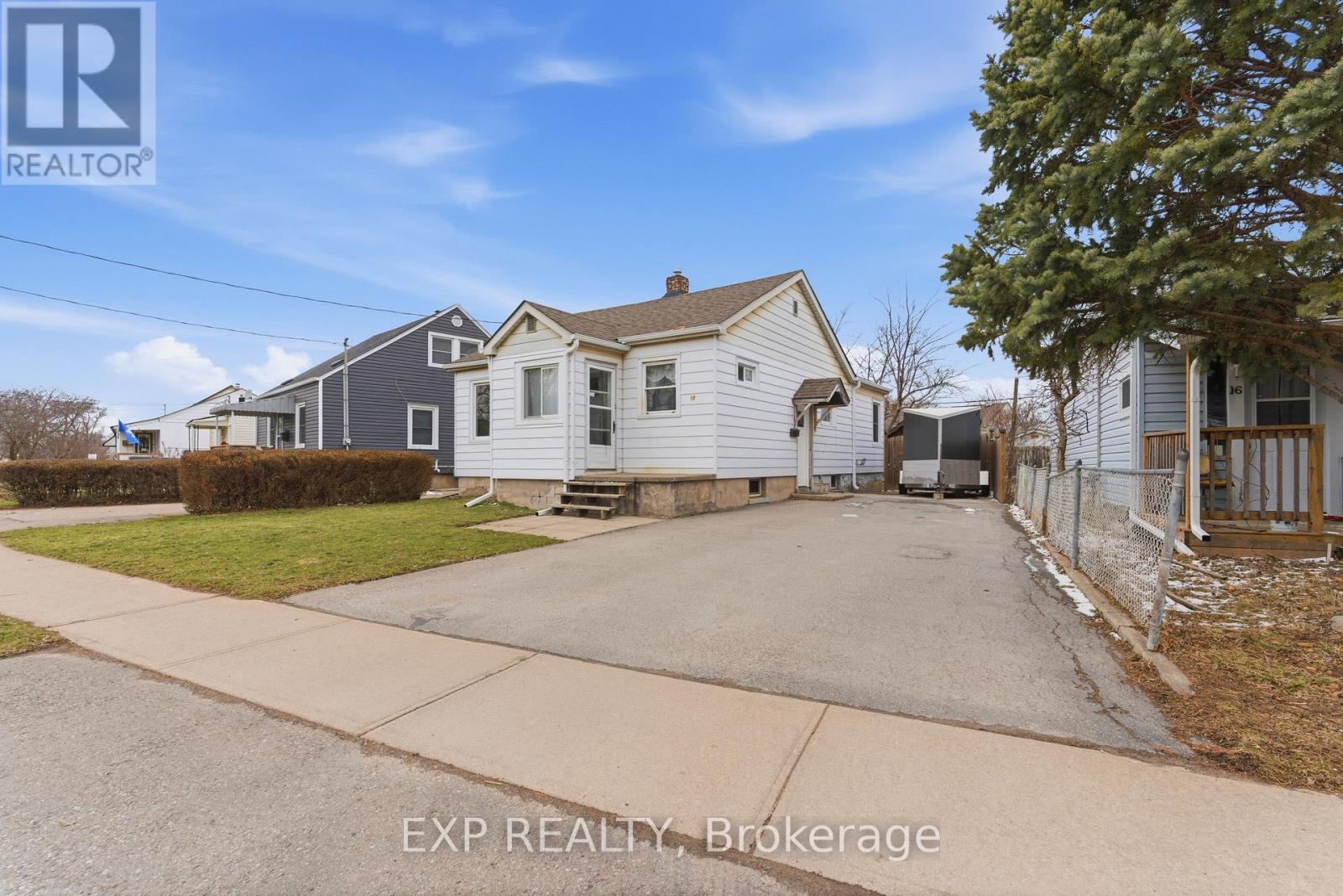 18 Plymouth Avenue, St. Catharines, Ontario  L2R 2Y1 - Photo 2 - X12904288