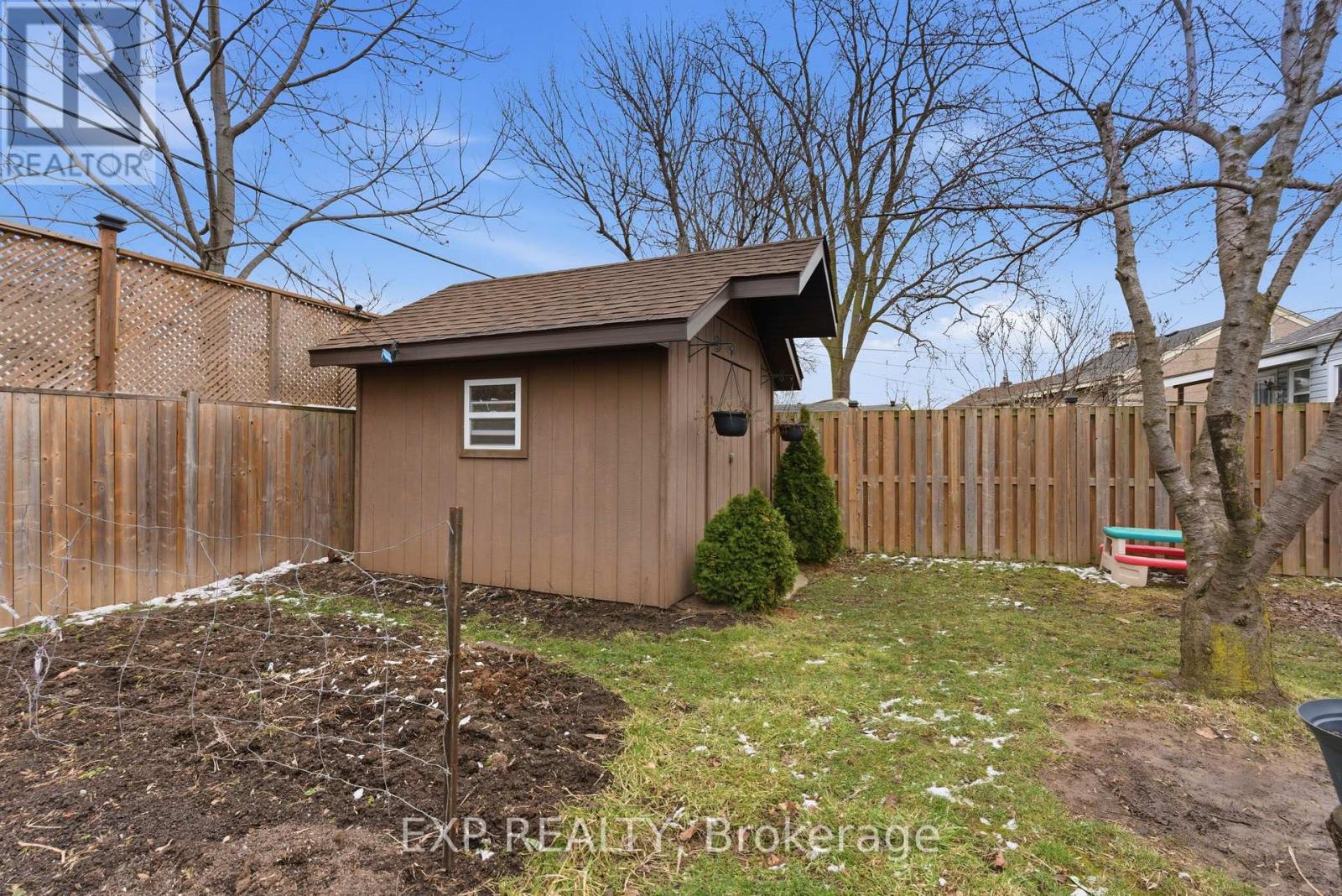 18 Plymouth Avenue, St. Catharines, Ontario  L2R 2Y1 - Photo 3 - X12904288