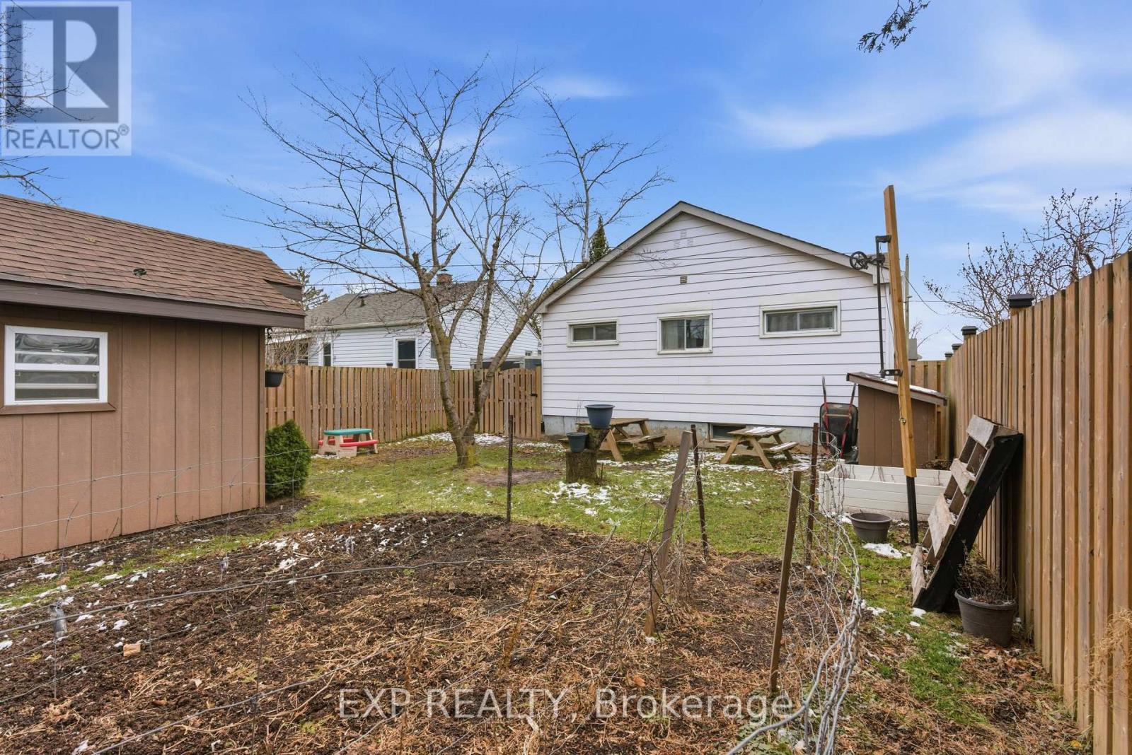 18 Plymouth Avenue, St. Catharines, Ontario  L2R 2Y1 - Photo 4 - X12904288