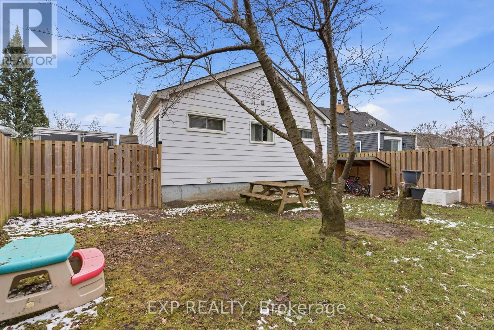 18 Plymouth Avenue, St. Catharines, Ontario  L2R 2Y1 - Photo 5 - X12904288