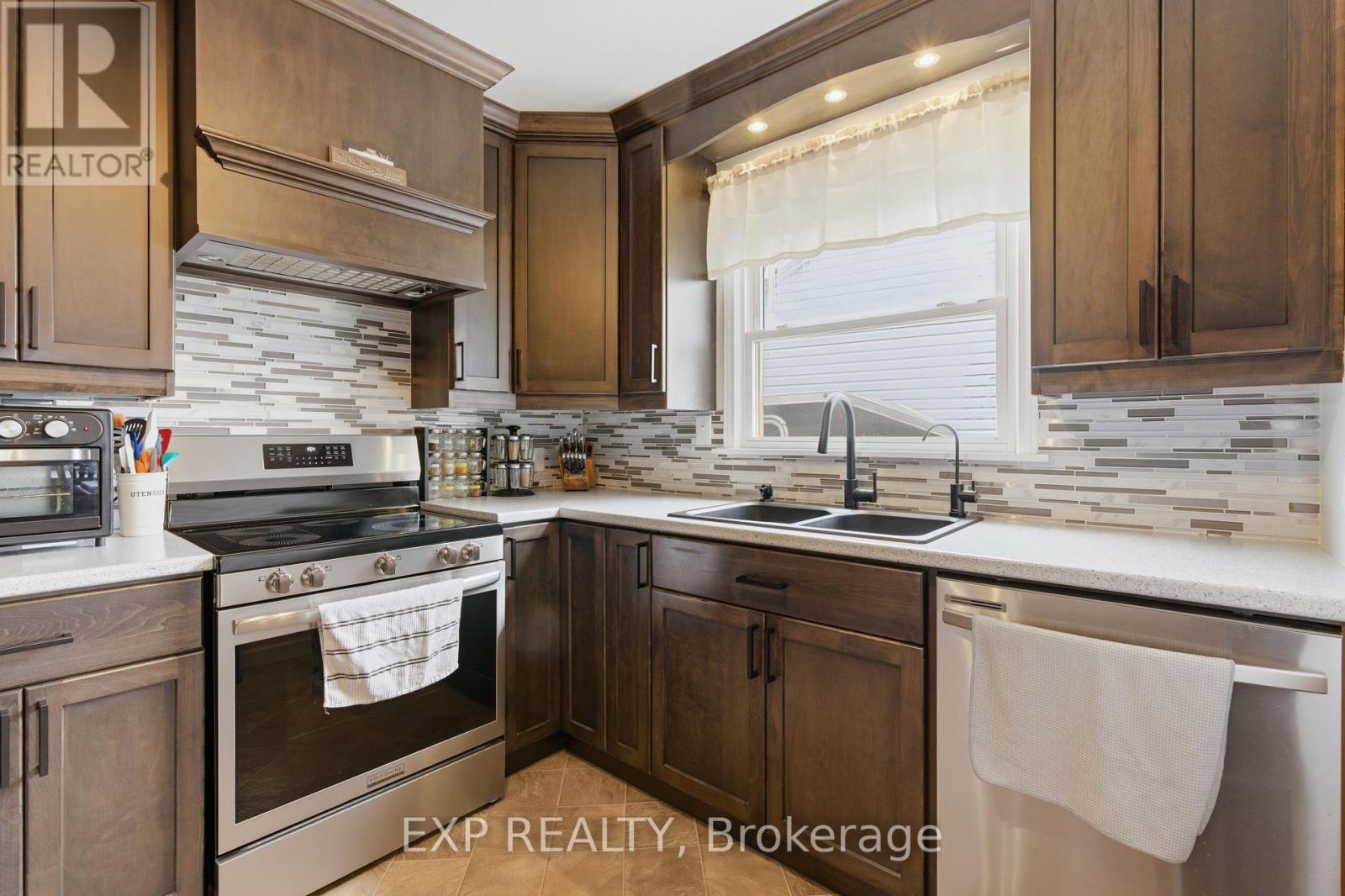 18 Plymouth Avenue, St. Catharines, Ontario  L2R 2Y1 - Photo 7 - X12904288