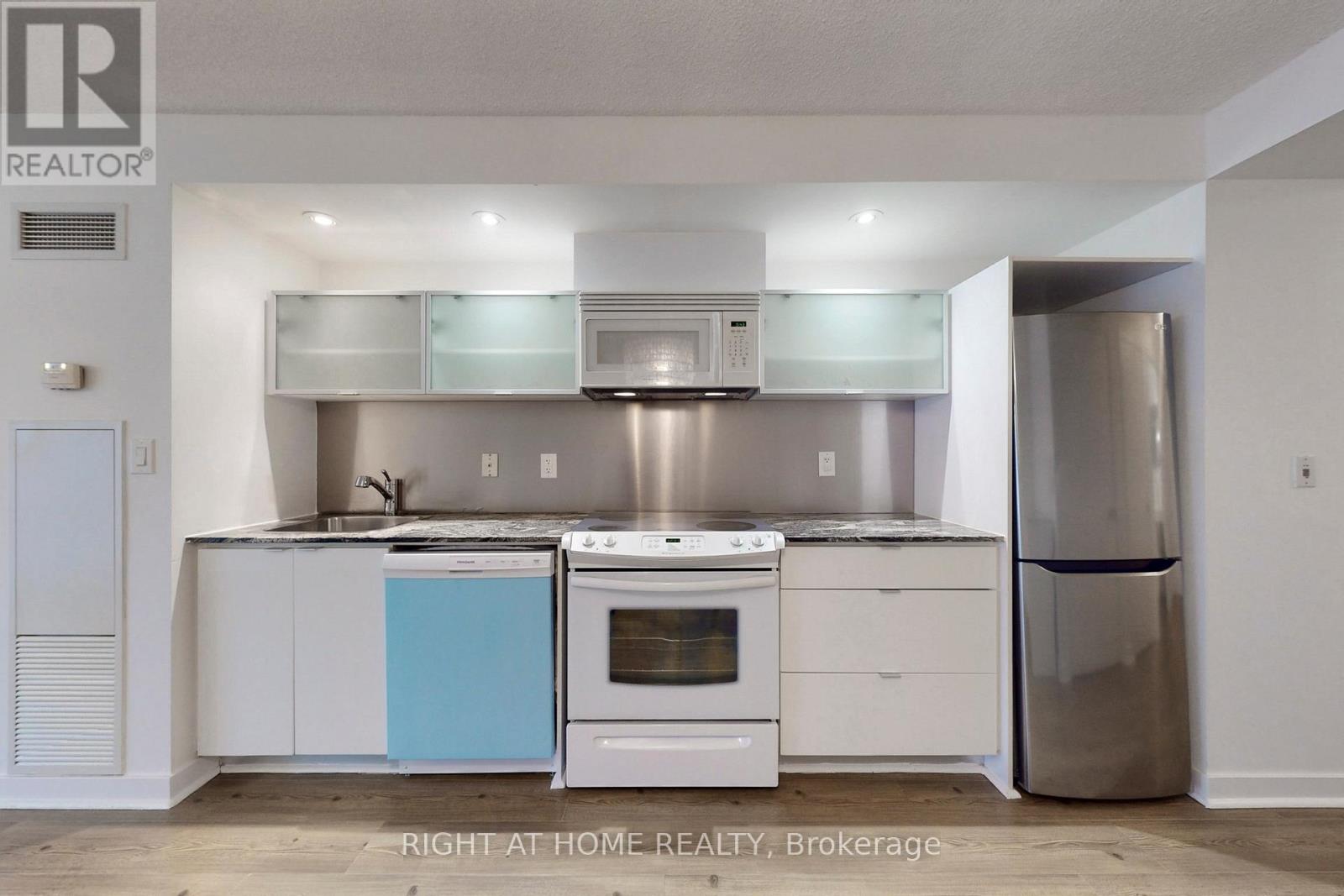 523 - 4k Spadina Avenue, Toronto, Ontario  M5V 3Y9 - Photo 5 - C12904264