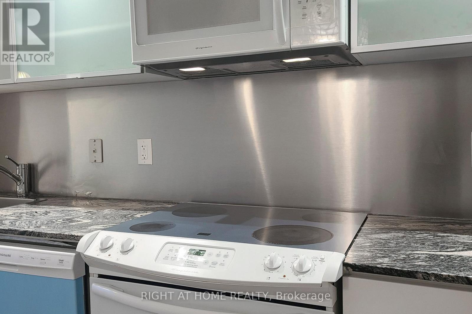 523 - 4k Spadina Avenue, Toronto, Ontario  M5V 3Y9 - Photo 6 - C12904264