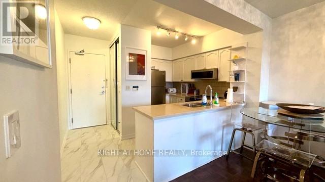 38 Fontenay Court, Toronto, Ontario  M9A 5H5 - Photo 4 - W12901912