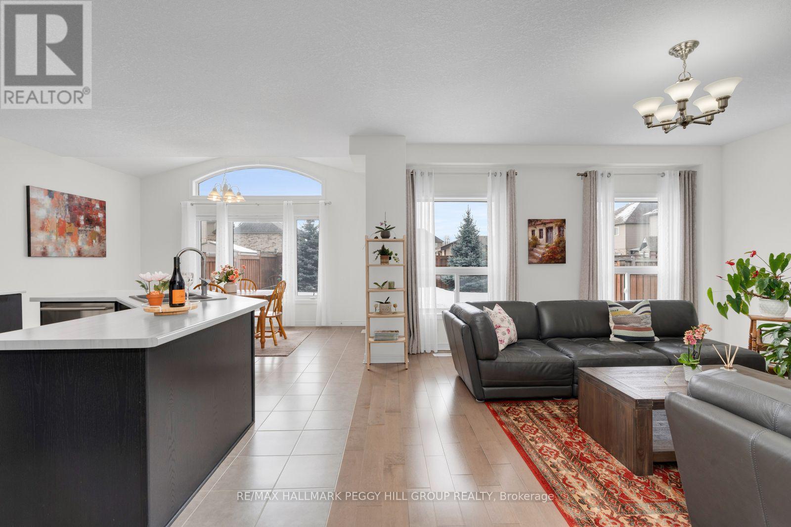 11 Arnold Crescent, Essa, Ontario  L3W 0P9 - Photo 2 - N12904258