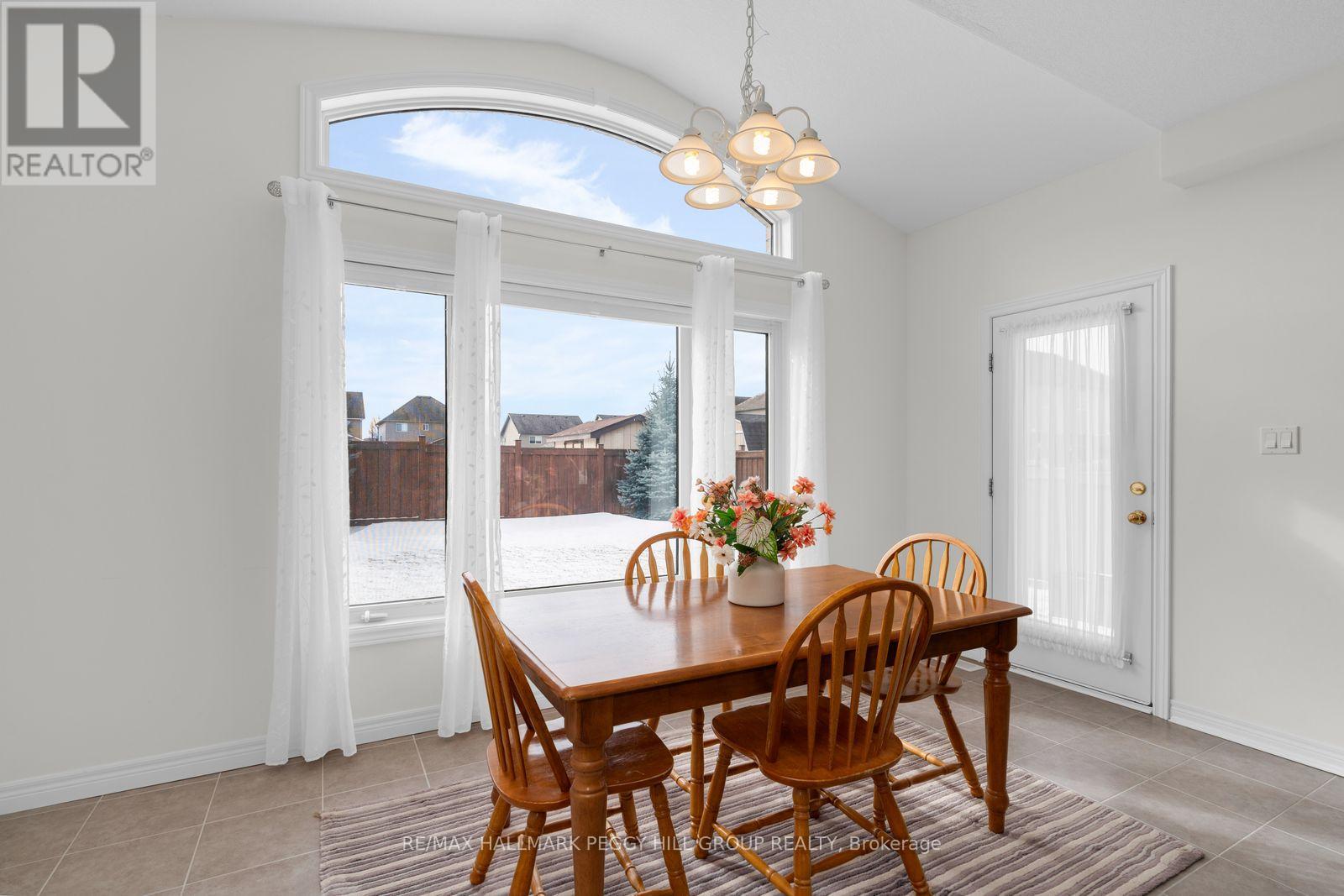 11 Arnold Crescent, Essa, Ontario  L3W 0P9 - Photo 4 - N12904258