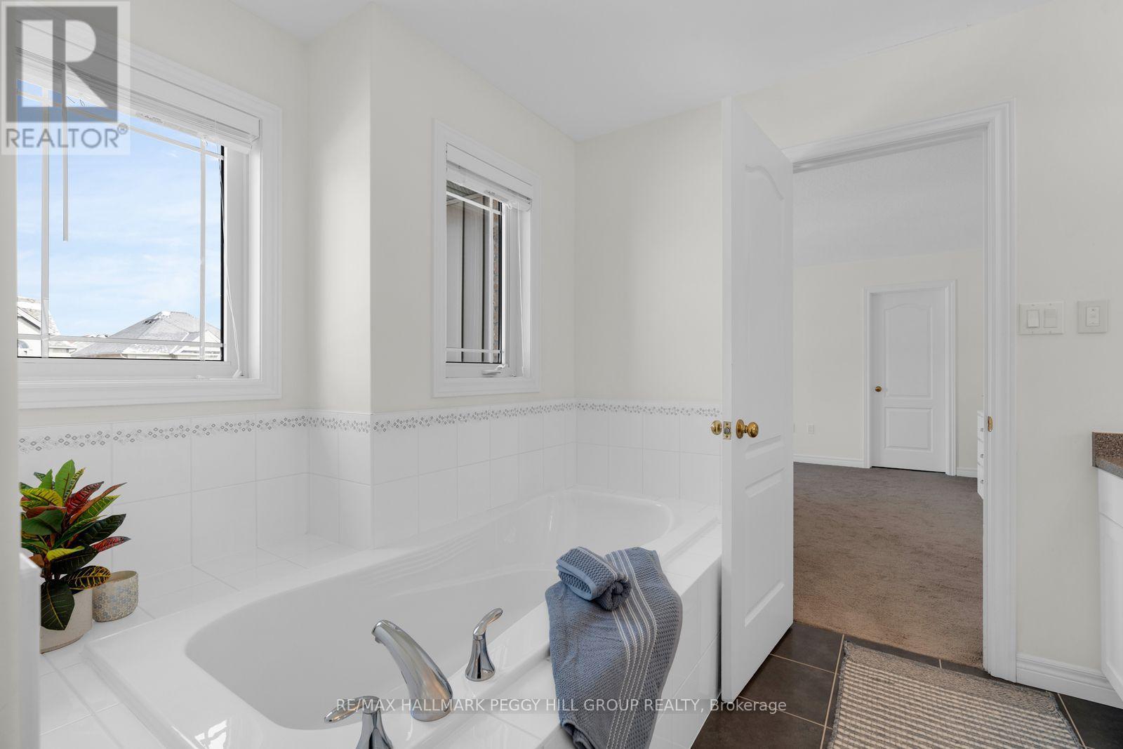 11 Arnold Crescent, Essa, Ontario  L3W 0P9 - Photo 9 - N12904258