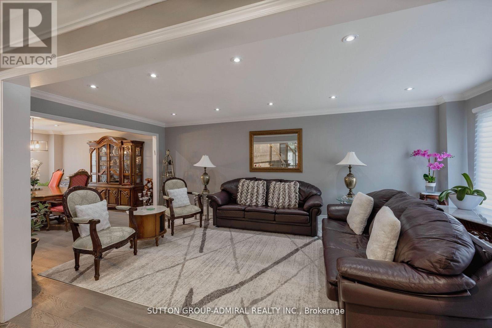 1 Regent Street, Richmond Hill, Ontario  L4C 9A9 - Photo 4 - N12904302