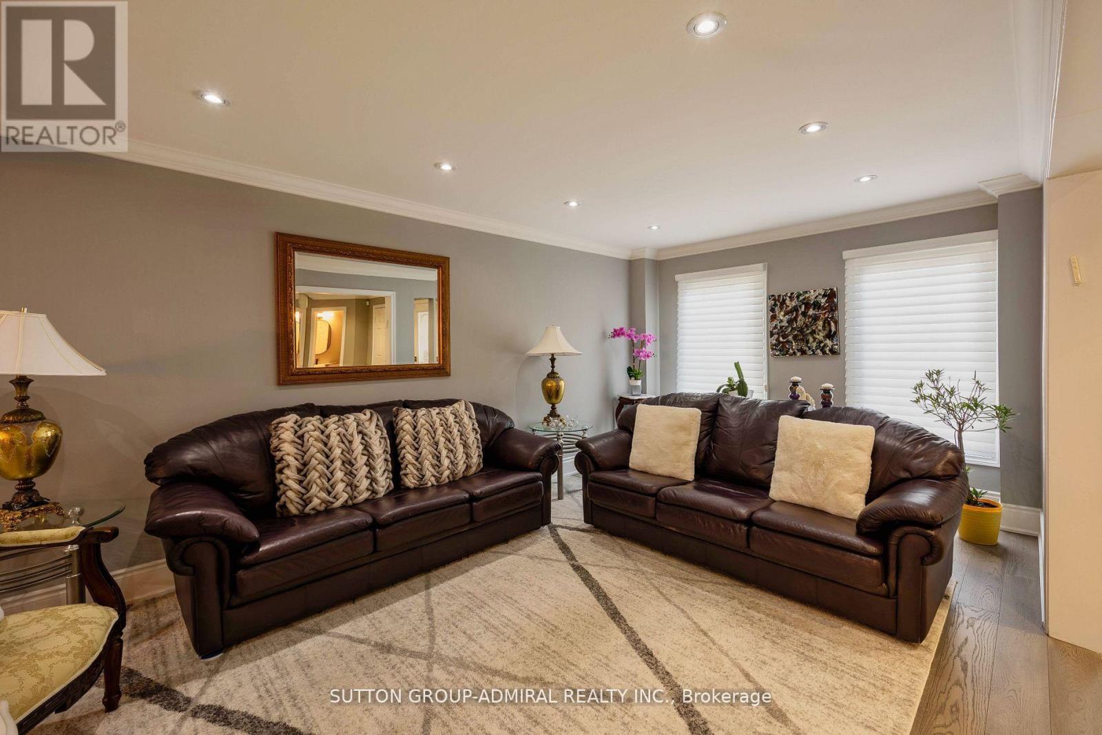 1 Regent Street, Richmond Hill, Ontario  L4C 9A9 - Photo 6 - N12904302