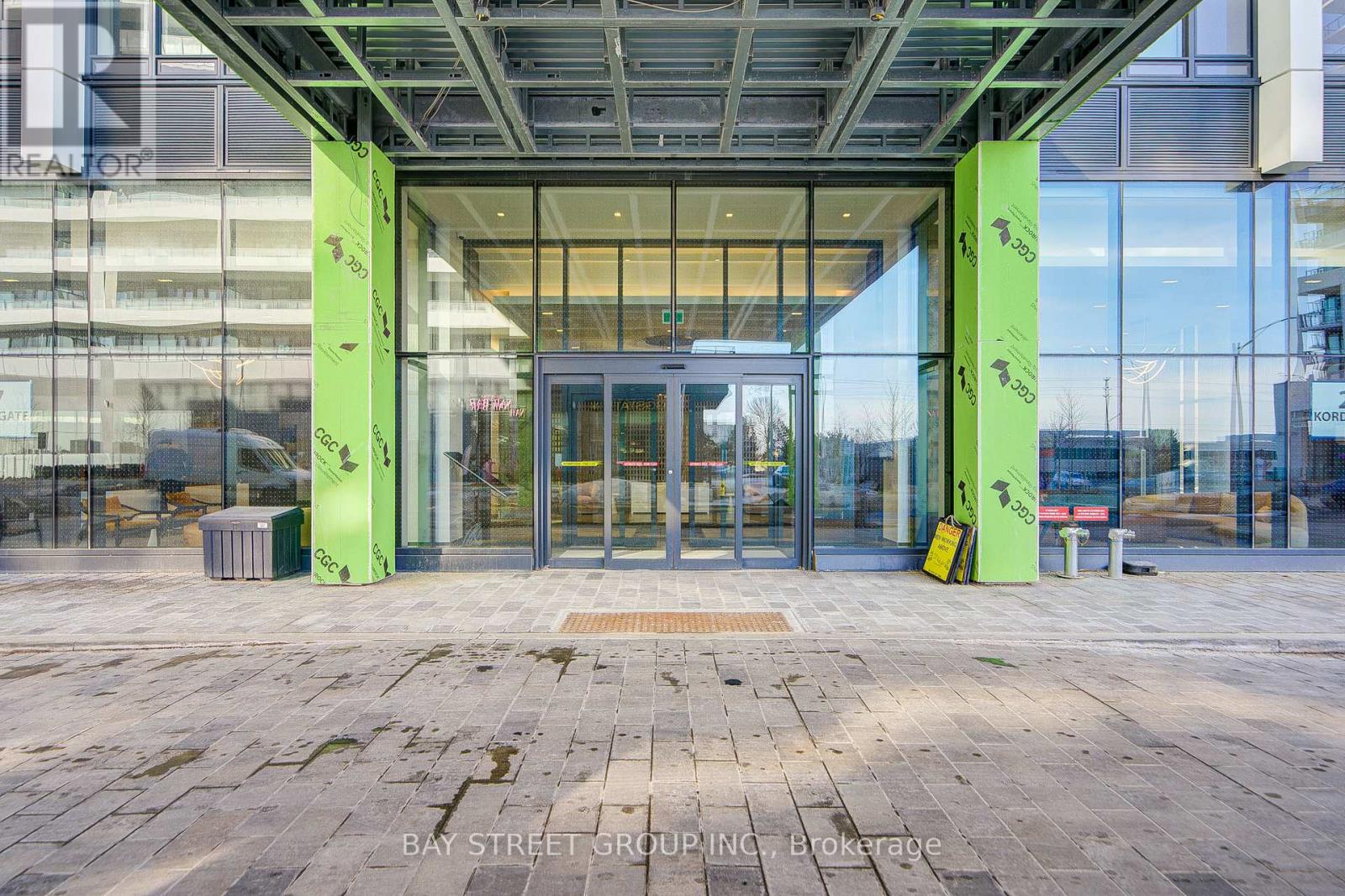 1712 - 27 Korda Gate, Vaughan, Ontario  L4K 0P6 - Photo 2 - N12904354