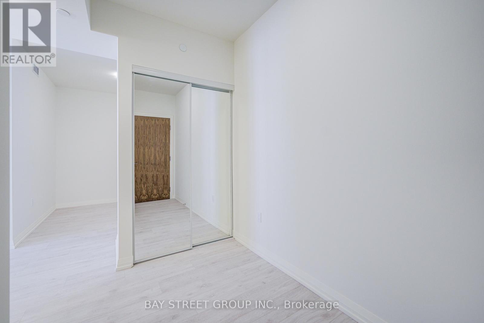 1712 - 27 Korda Gate, Vaughan, Ontario  L4K 0P6 - Photo 4 - N12904354