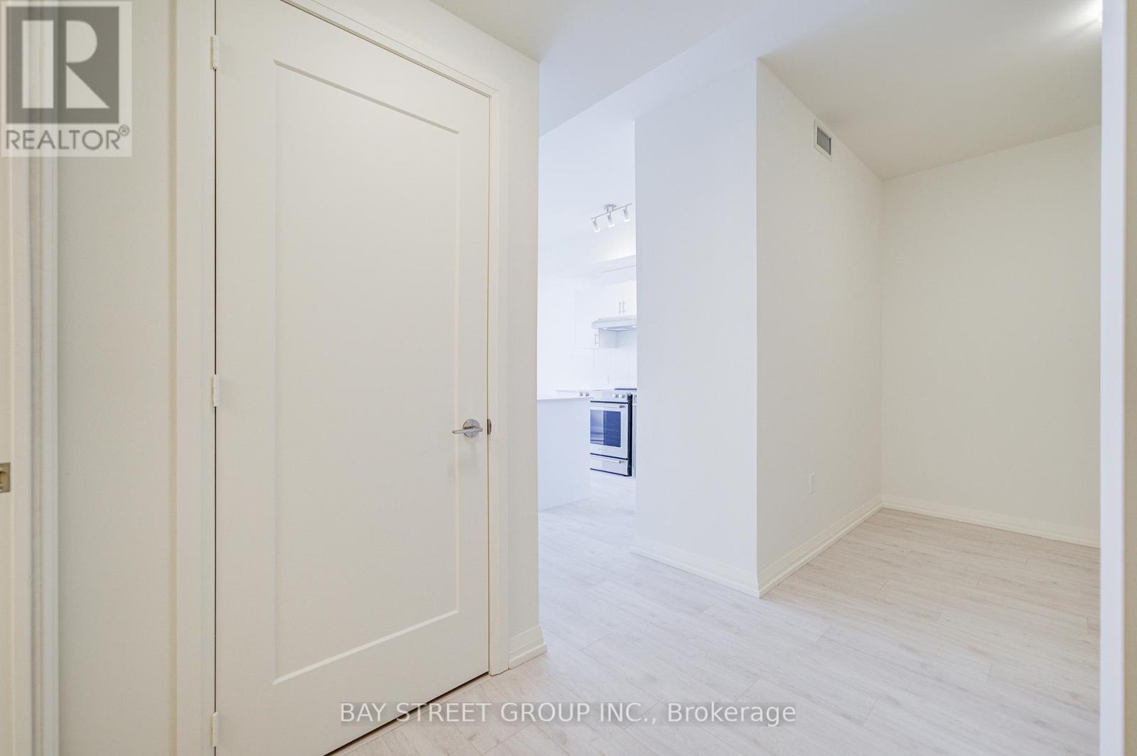 1712 - 27 Korda Gate, Vaughan, Ontario  L4K 0P6 - Photo 5 - N12904354