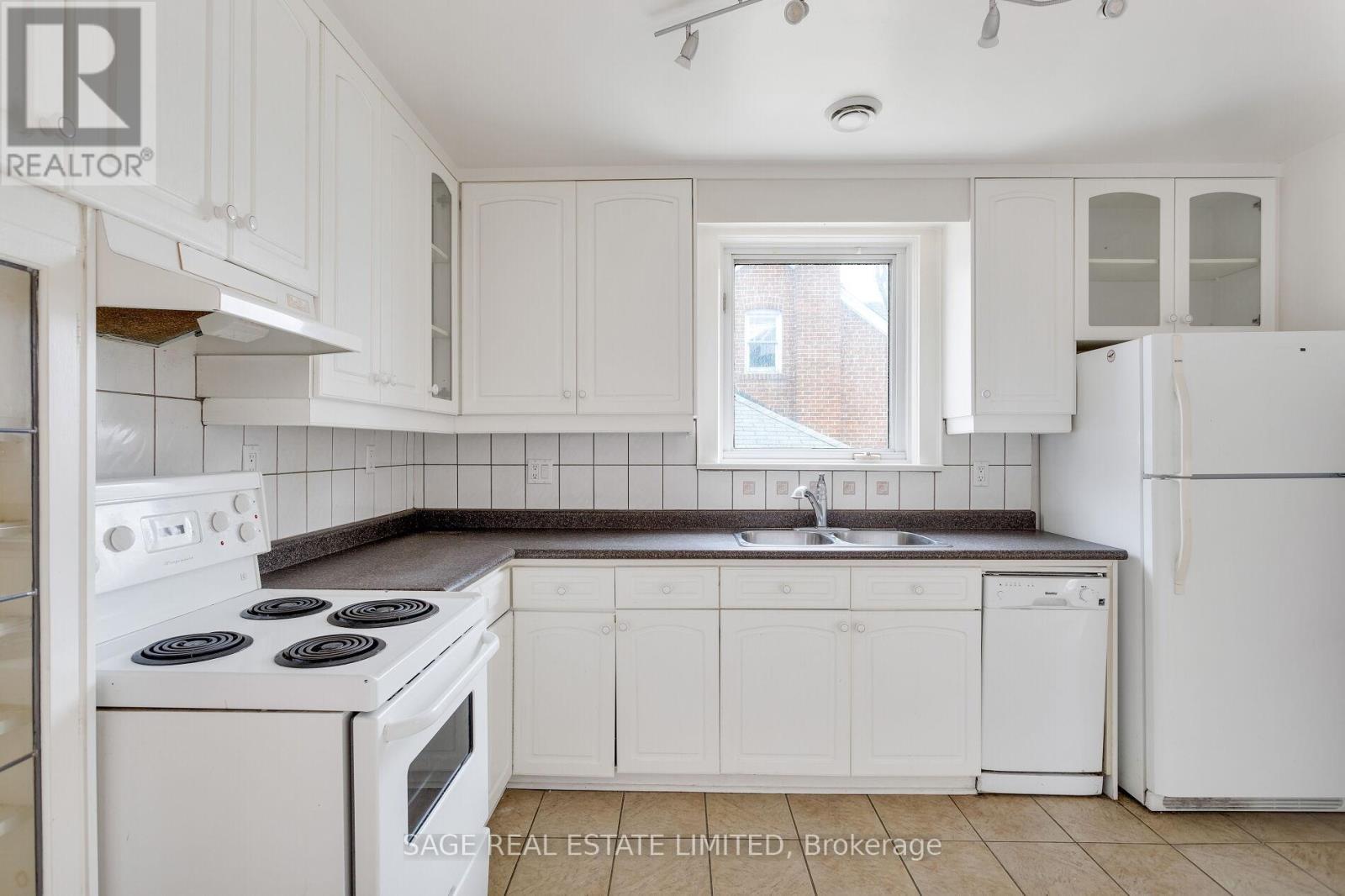 Main - 71 Royalavon Crescent, Toronto, Ontario  M9A 2E7 - Photo 16 - W12904274