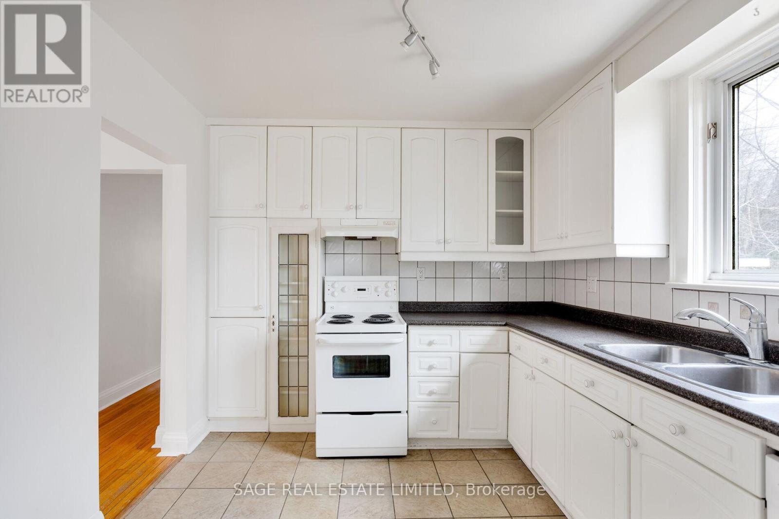 Main - 71 Royalavon Crescent, Toronto, Ontario  M9A 2E7 - Photo 17 - W12904274