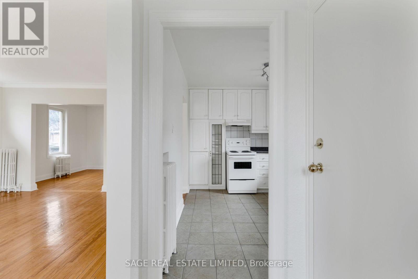 Main - 71 Royalavon Crescent, Toronto, Ontario  M9A 2E7 - Photo 4 - W12904274