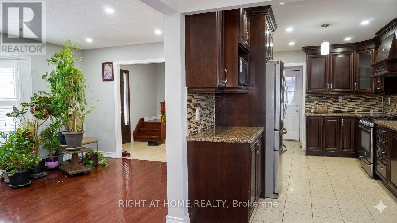 37 Banda Square E, Toronto, Ontario  M9V 1Z4 - Photo 3 - W12904364