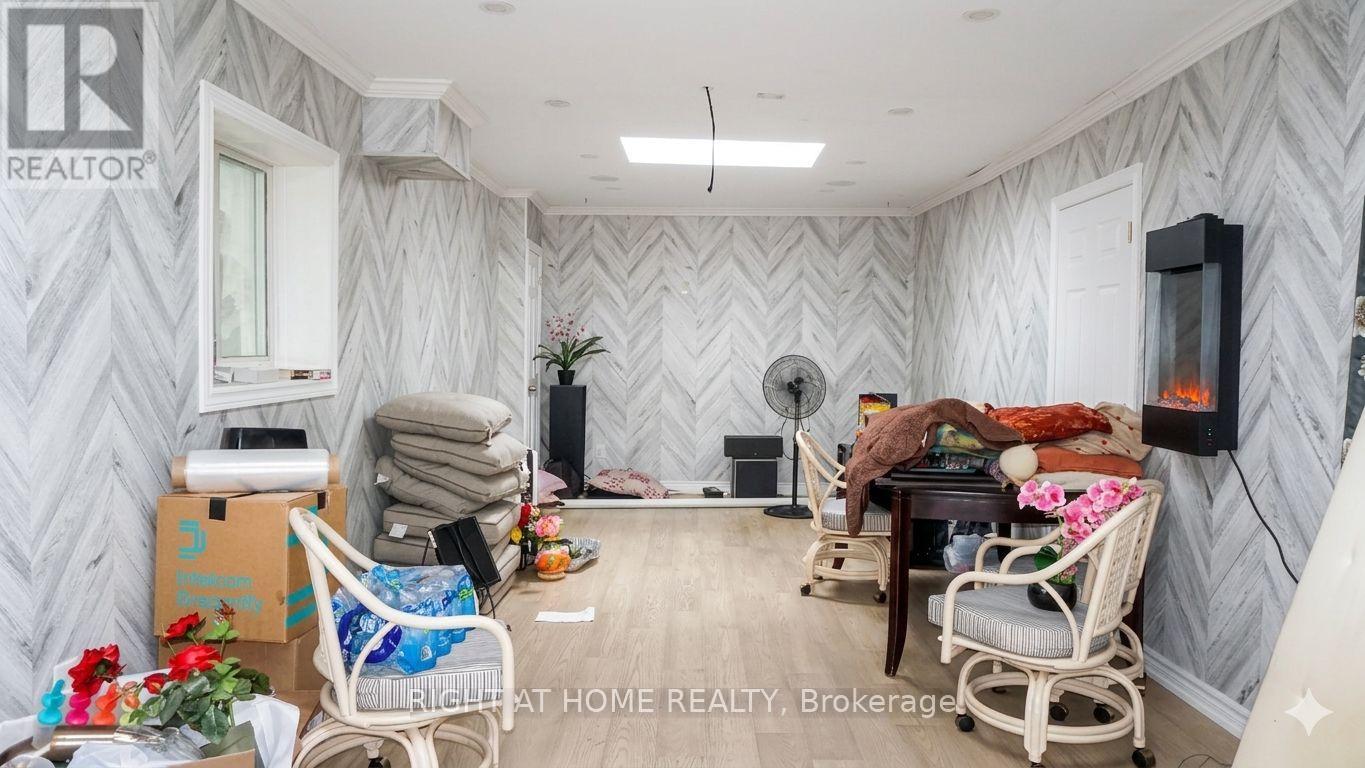 37 Banda Square E, Toronto, Ontario  M9V 1Z4 - Photo 4 - W12904364