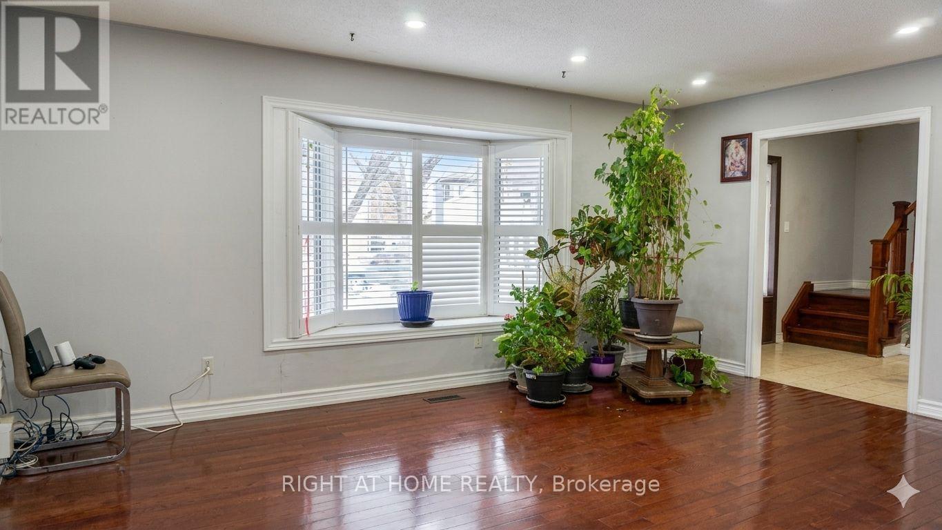 37 Banda Square E, Toronto, Ontario  M9V 1Z4 - Photo 5 - W12904364