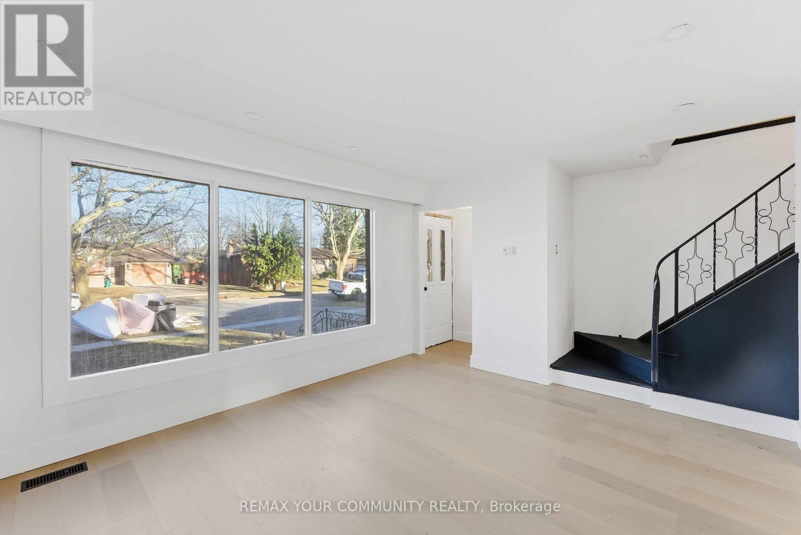 4363 Meadowvale Drive, Niagara Falls, Ontario  L2E 5W8 - Photo 5 - X12904266