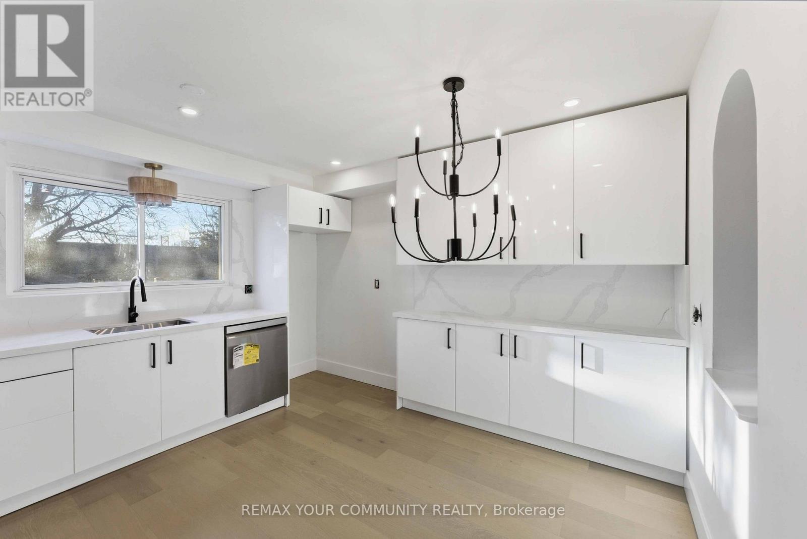 4363 Meadowvale Drive, Niagara Falls, Ontario  L2E 5W8 - Photo 8 - X12904266