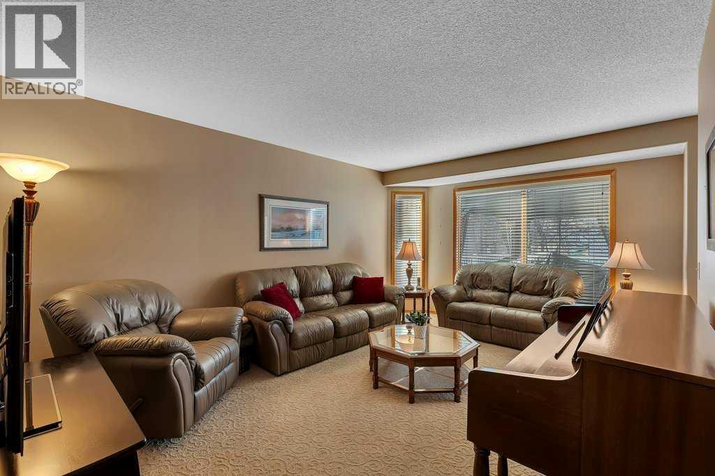 123 Valley Glen Bay NW, Calgary, Alberta  T3B 5P9 - Photo 13 - A2285785