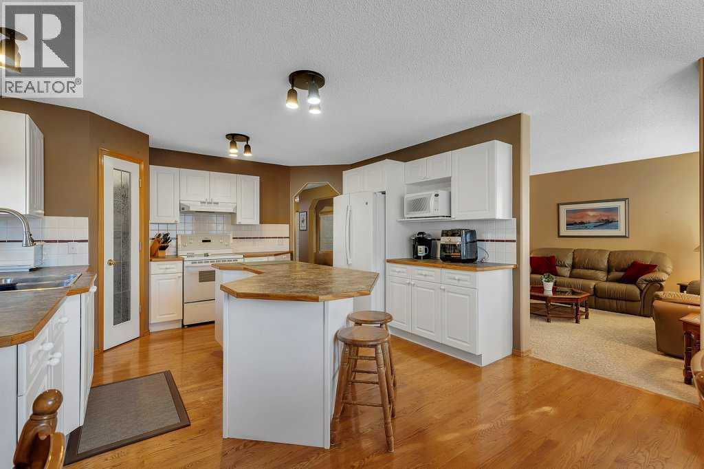 123 Valley Glen Bay NW, Calgary, Alberta  T3B 5P9 - Photo 17 - A2285785