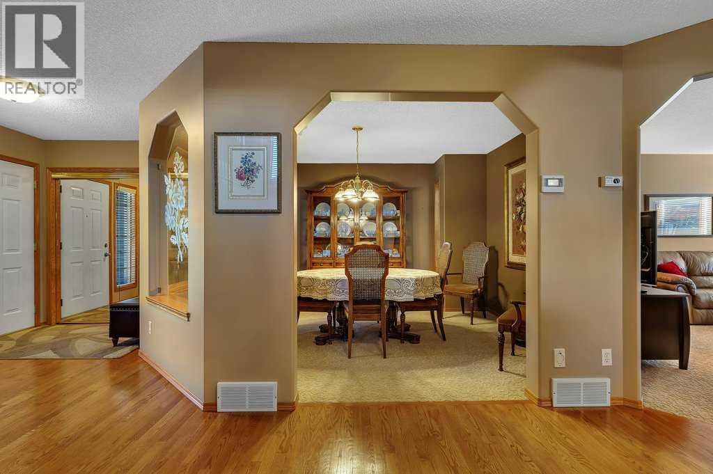 123 Valley Glen Bay NW, Calgary, Alberta  T3B 5P9 - Photo 11 - A2285785