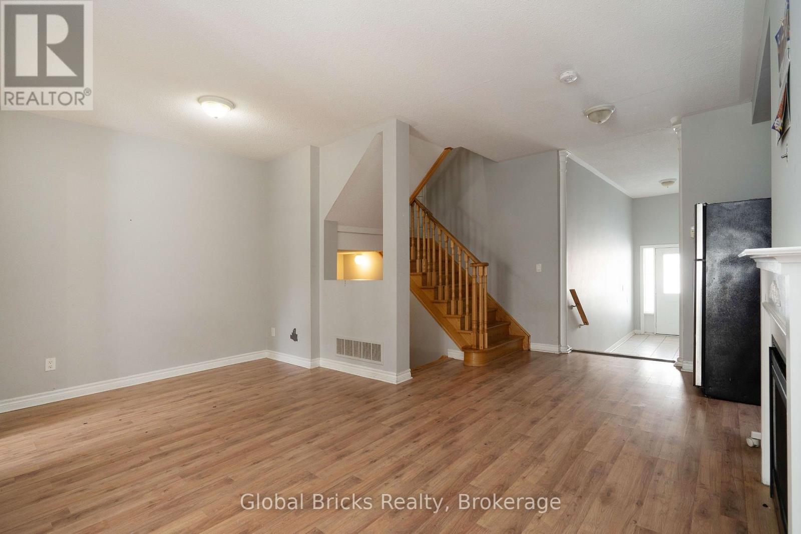 10 Dillon Drive, Brampton, Ontario  L6X 3B6 - Photo 7 - W12888120