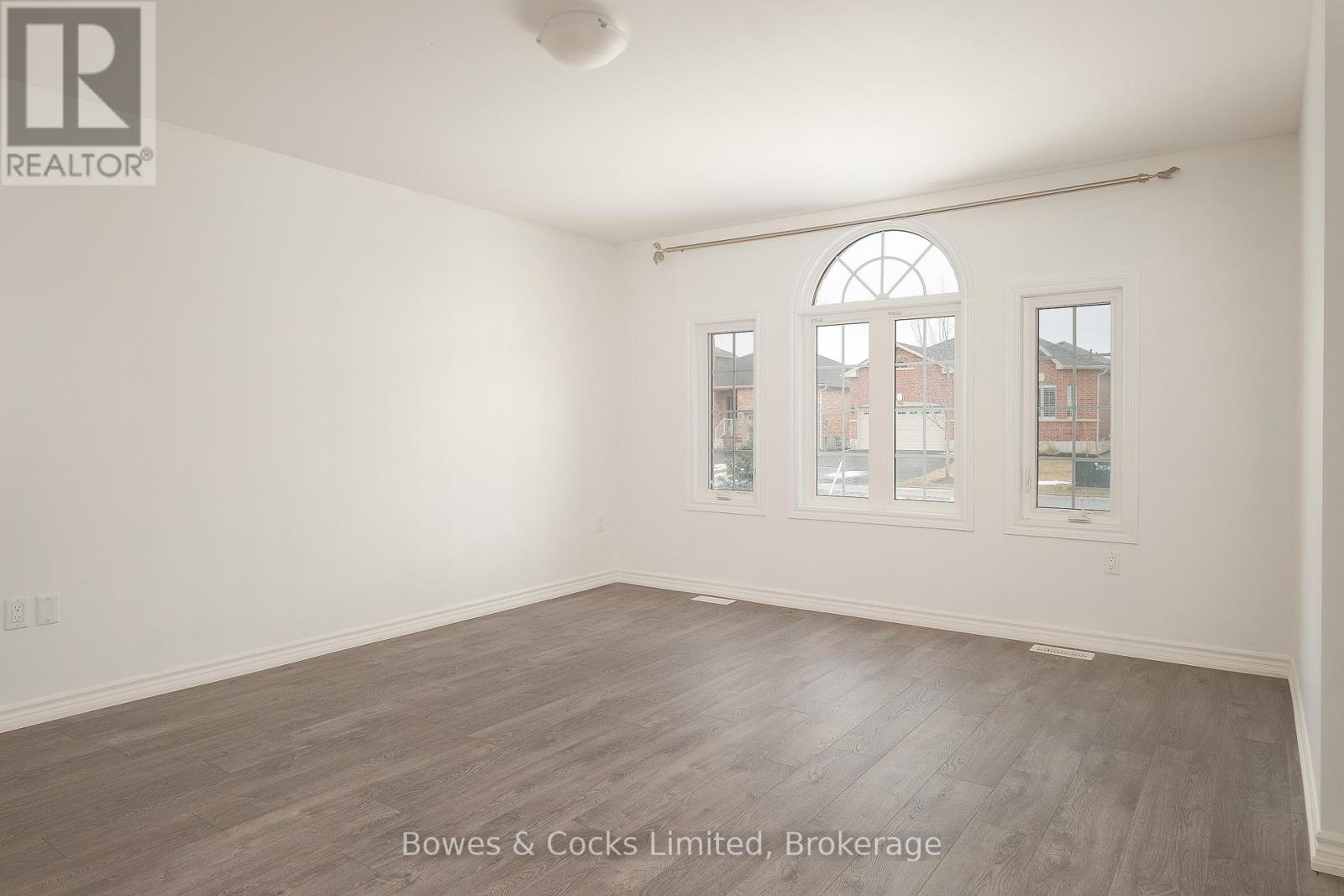 147 Springdale Drive, Kawartha Lakes, Ontario  K9V 0N1 - Photo 4 - X12904484