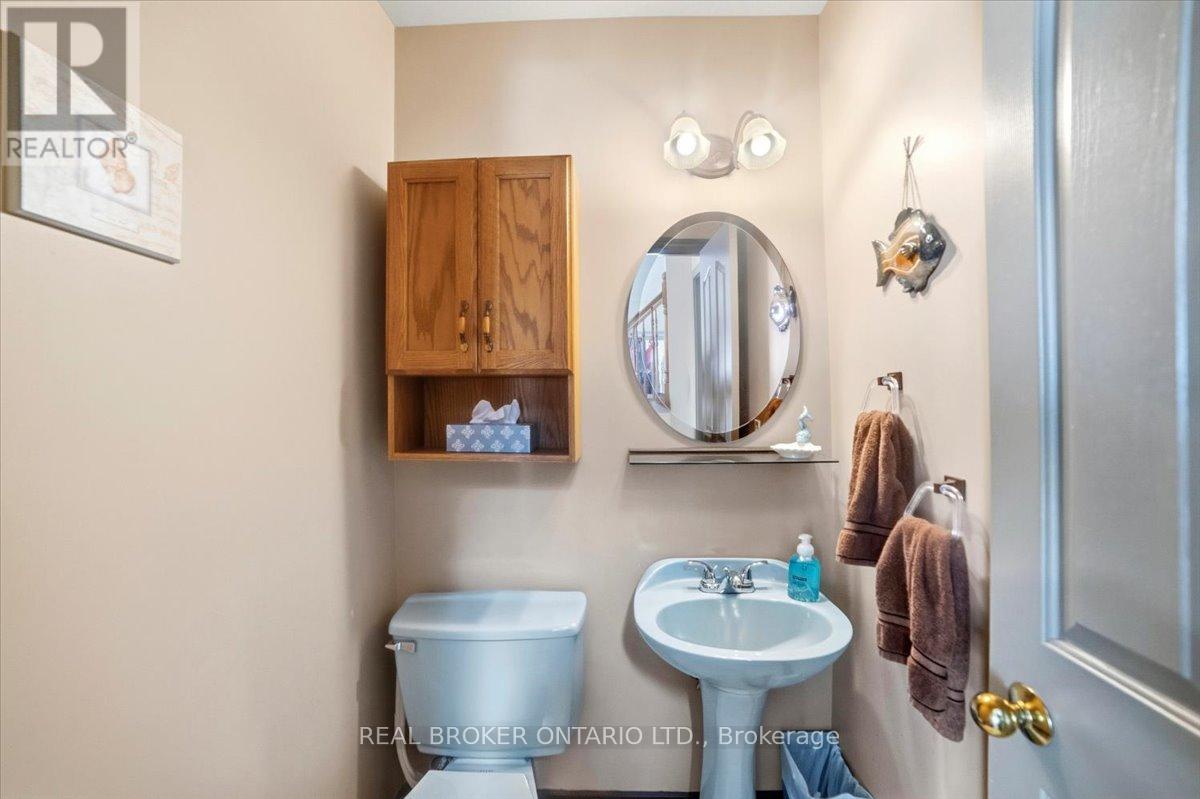 106 Spruceside Crescent, Pelham, Ontario  L2E 1S0 - Photo 8 - X12904530