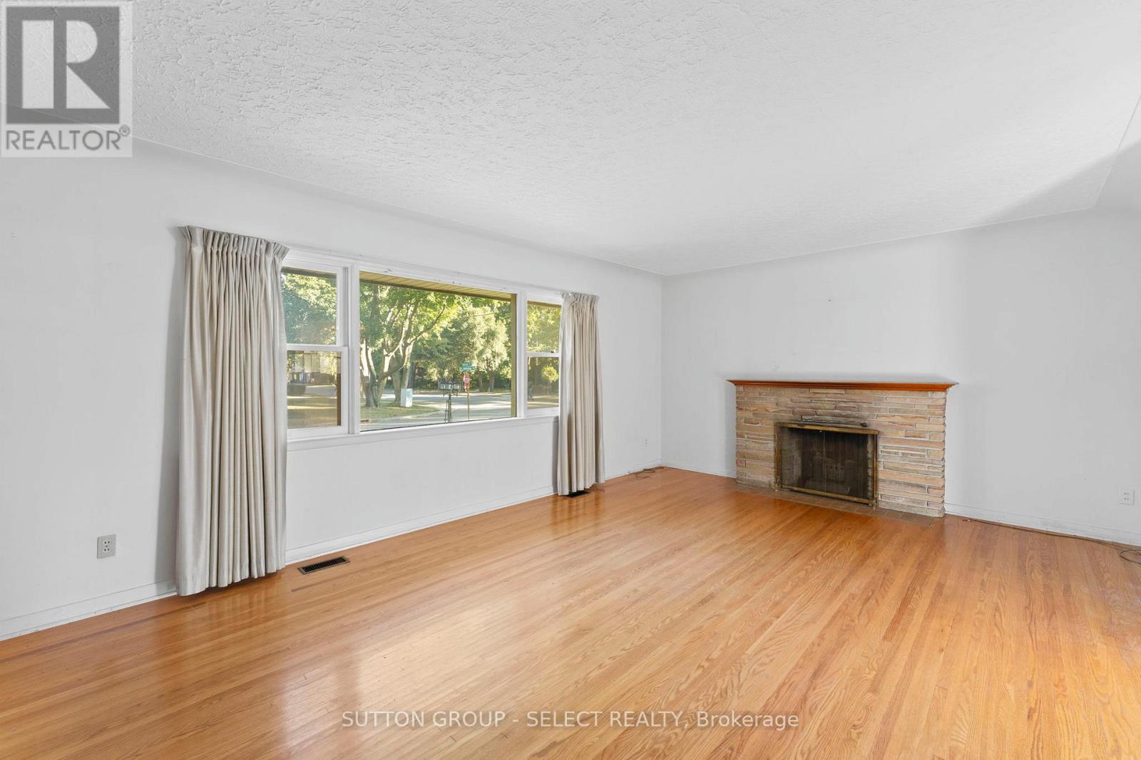 Photo 6 of 35 for 367 Ridout Street S