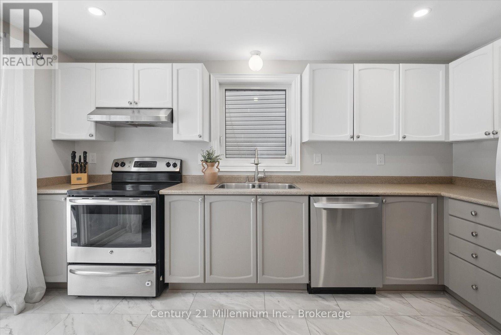 49 Waddington Crescent, Barrie, Ontario  L4N 8C7 - Photo 14 - S12904478