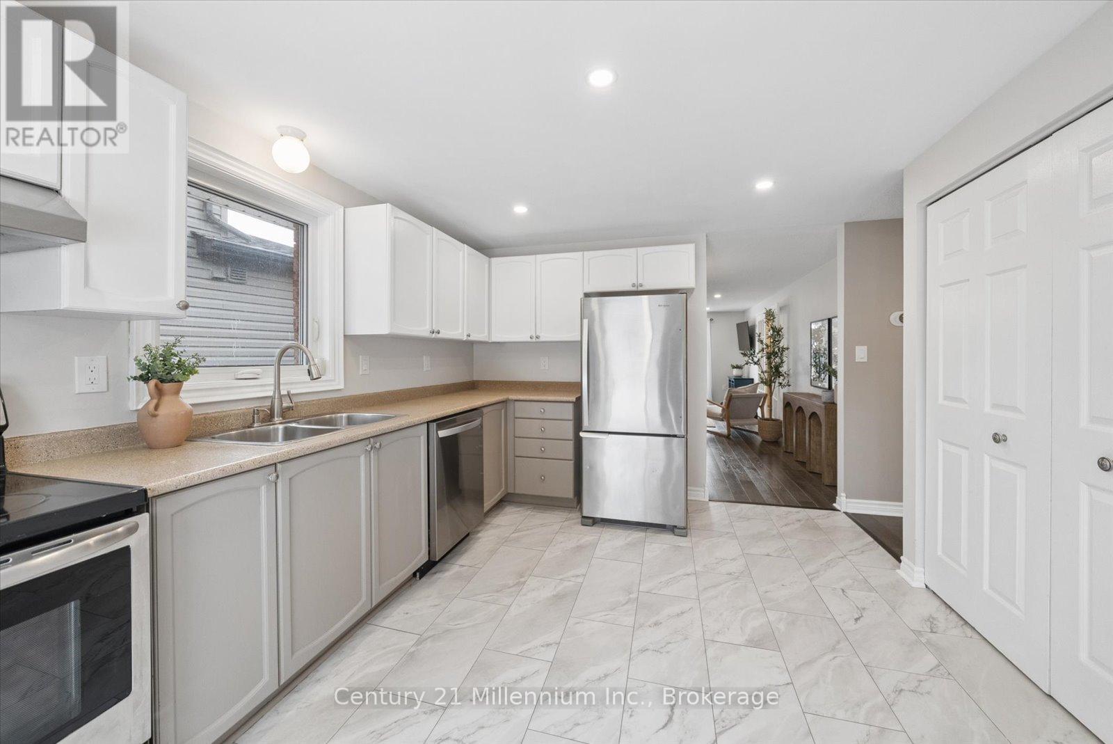 49 Waddington Crescent, Barrie, Ontario  L4N 8C7 - Photo 15 - S12904478