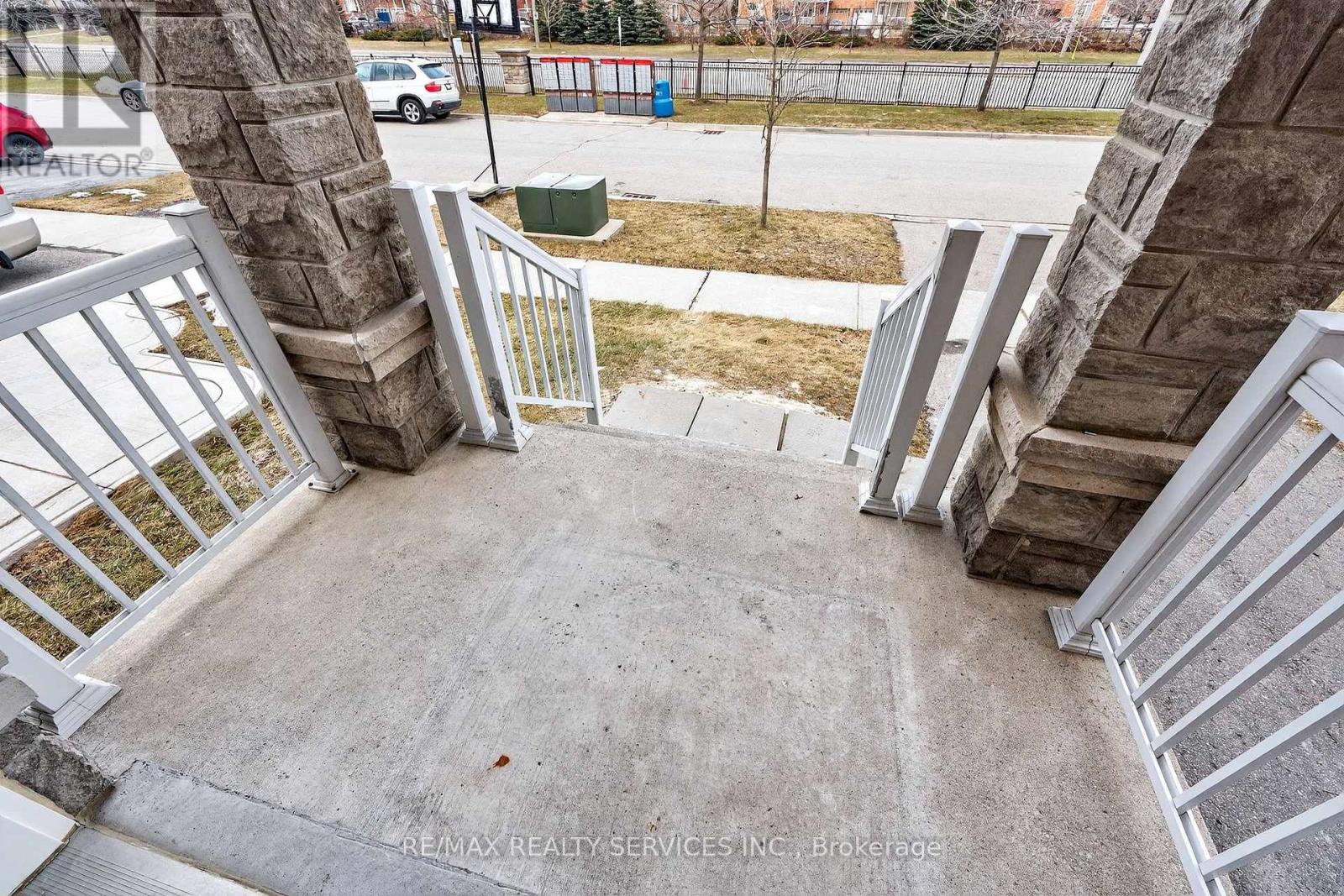 39 Lorenzo Circle, Brampton, Ontario  L6R 3N4 - Photo 5 - W12904510