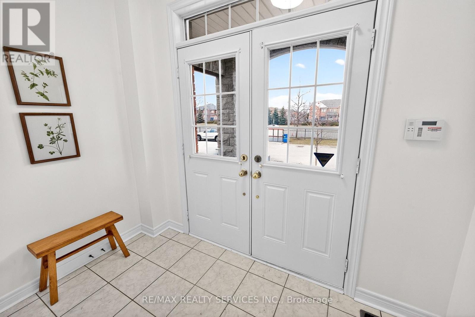 39 Lorenzo Circle, Brampton, Ontario  L6R 3N4 - Photo 6 - W12904510