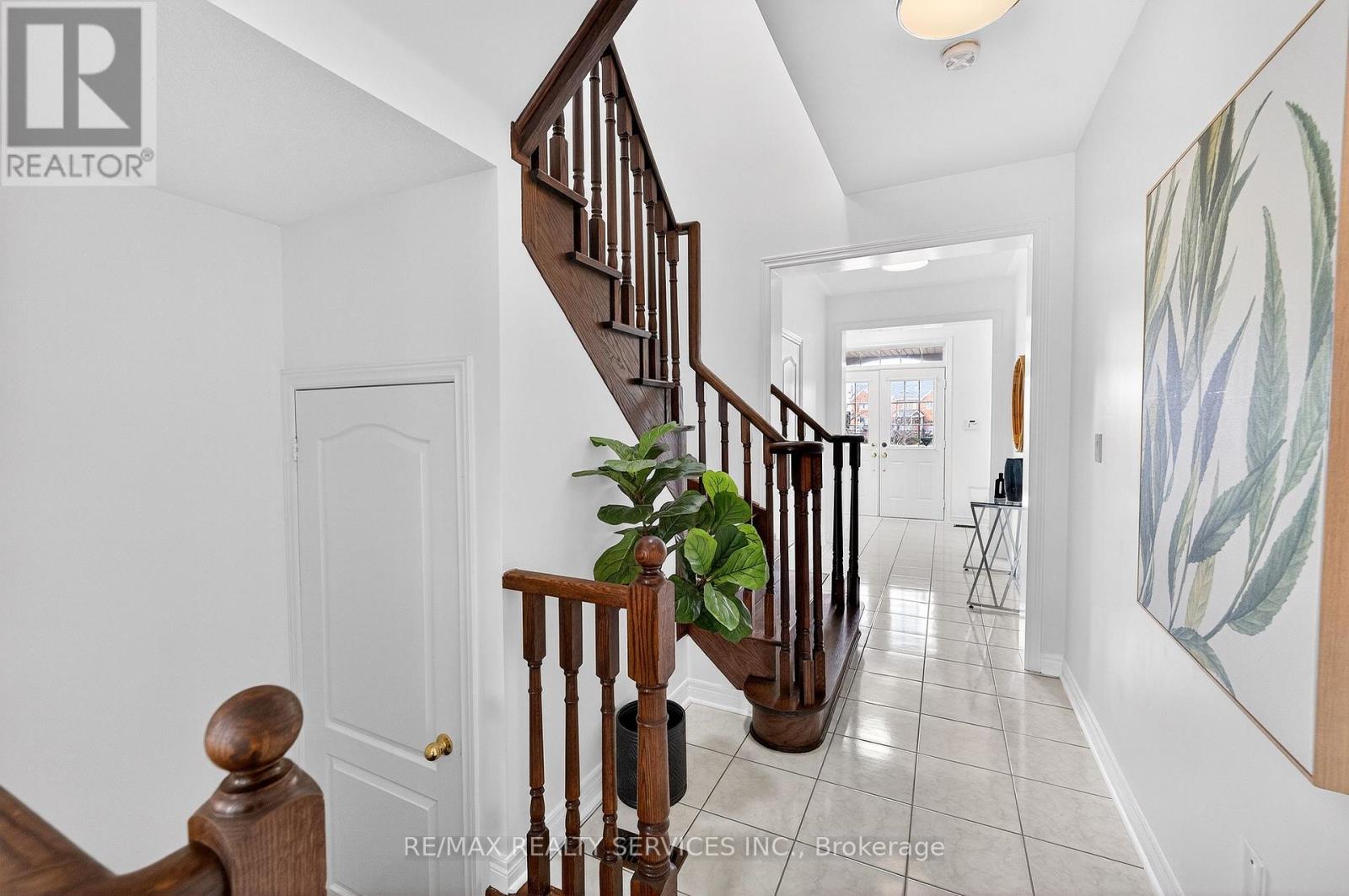 39 Lorenzo Circle, Brampton, Ontario  L6R 3N4 - Photo 8 - W12904510