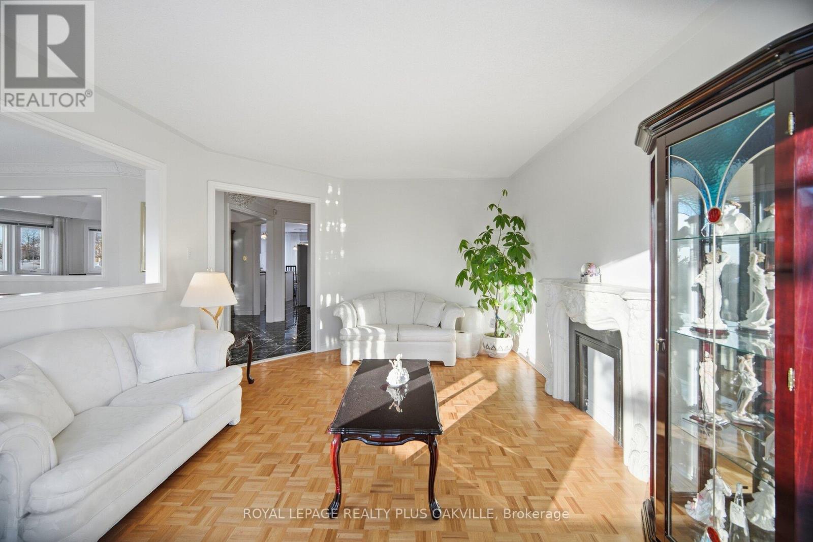 3395 Trelawny Circle, Mississauga, Ontario  L5N 6N6 - Photo 6 - W12817444