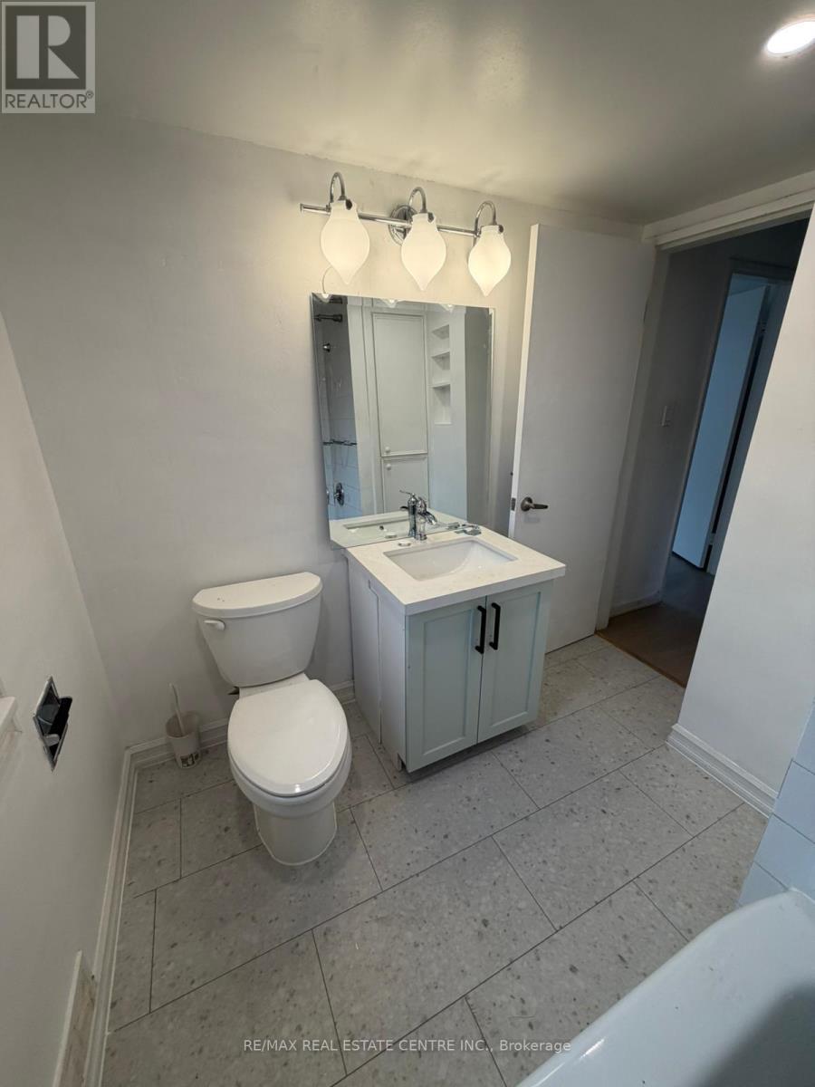 1485 Applewood Road, Mississauga, Ontario  L5E 2M2 - Photo 18 - W12896794