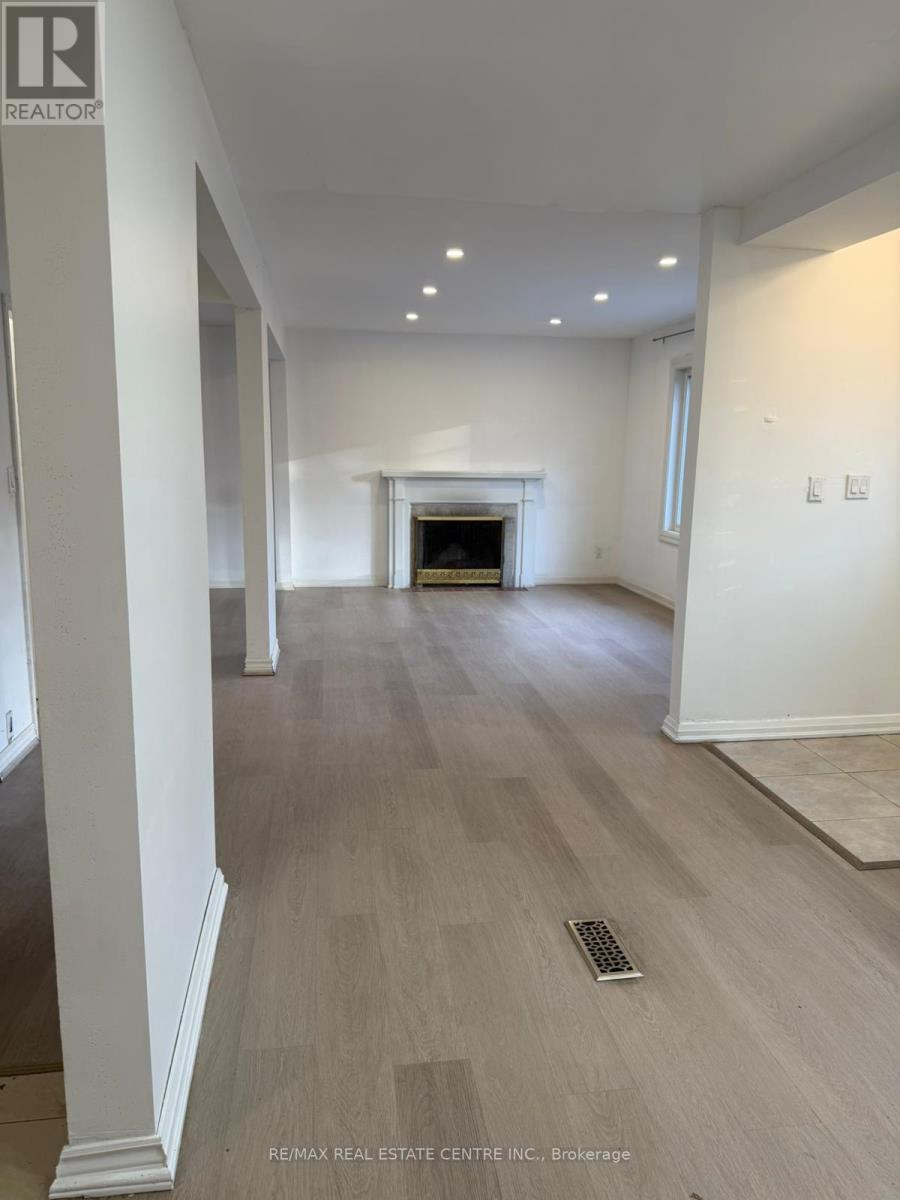 1485 Applewood Road, Mississauga, Ontario  L5E 2M2 - Photo 8 - W12896794