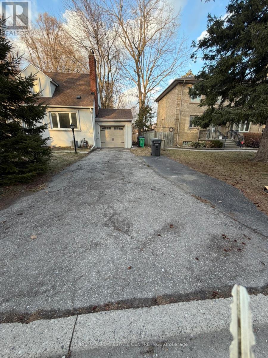 1485 Applewood Road, Mississauga, Ontario  L5E 2M2 - Photo 2 - W12896794