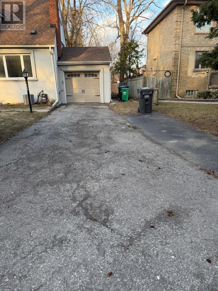 1485 Applewood Road, Mississauga, Ontario  L5E 2M2 - Photo 4 - W12896794