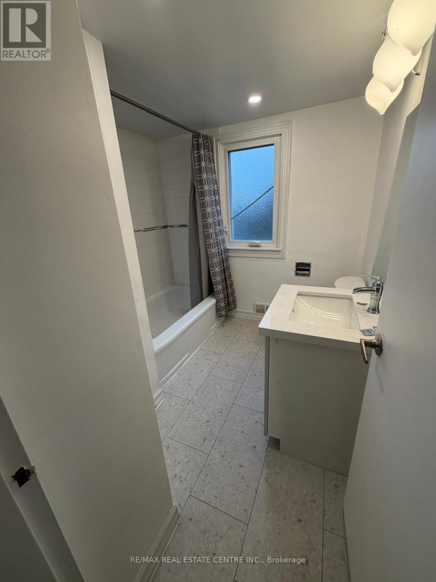 1485 Applewood Road, Mississauga, Ontario  L5E 2M2 - Photo 19 - W12896794