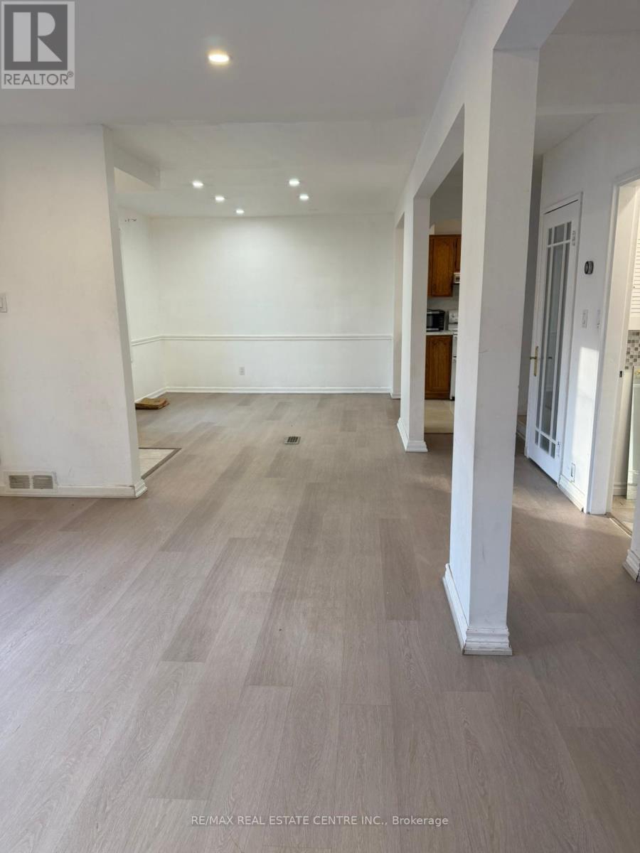 1485 Applewood Road, Mississauga, Ontario  L5E 2M2 - Photo 5 - W12896794