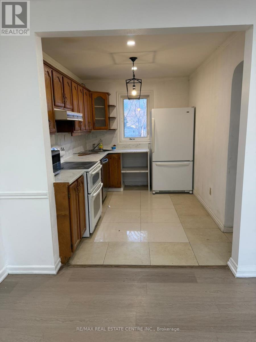 1485 Applewood Road, Mississauga, Ontario  L5E 2M2 - Photo 12 - W12896794