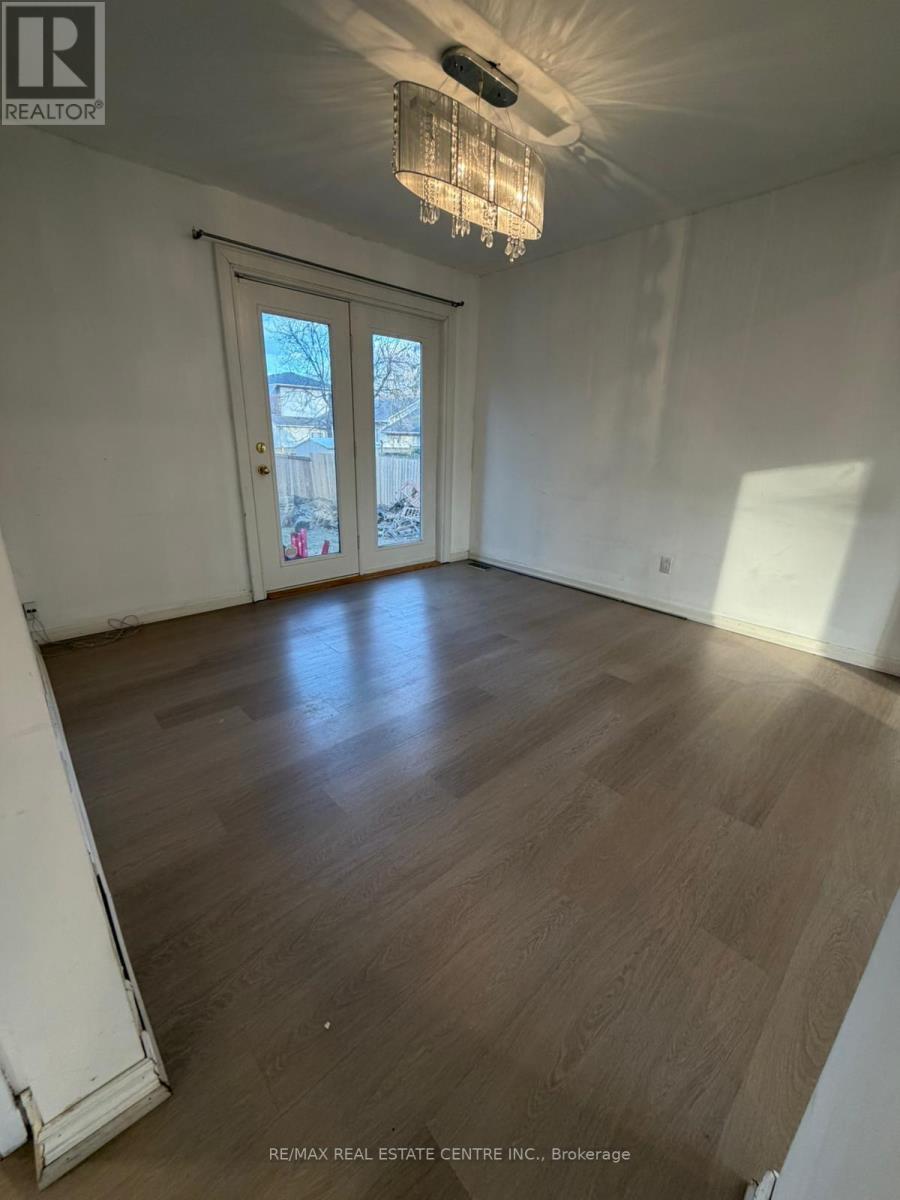 1485 Applewood Road, Mississauga, Ontario  L5E 2M2 - Photo 6 - W12896794