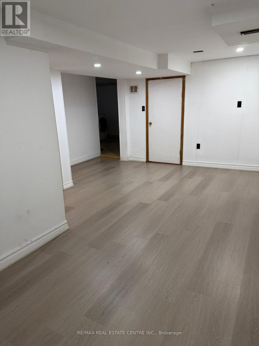 1485 Applewood Road, Mississauga, Ontario  L5E 2M2 - Photo 25 - W12896794