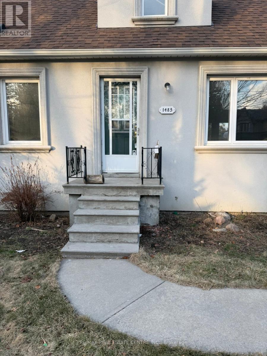 1485 Applewood Road, Mississauga, Ontario  L5E 2M2 - Photo 3 - W12896794