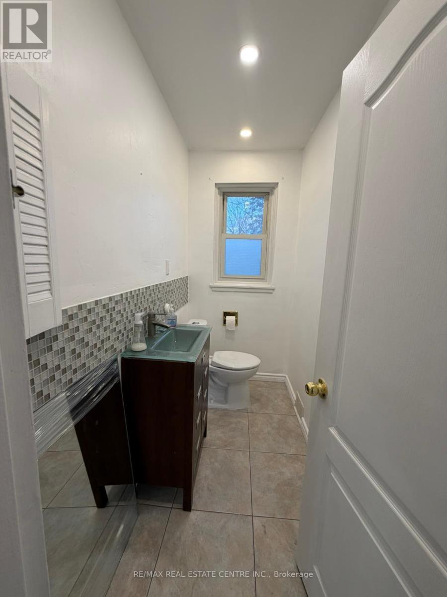 1485 Applewood Road, Mississauga, Ontario  L5E 2M2 - Photo 13 - W12896794